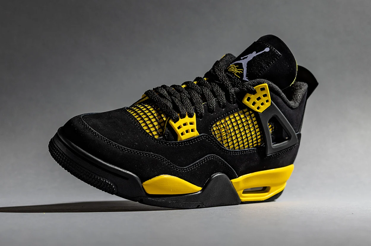 Air Jordan 4 Thunder