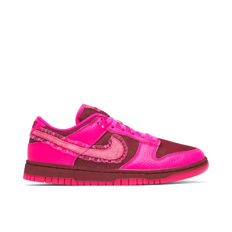 Nike Dunk Low Valentines Day (W)